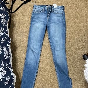 Hollister mid rise super skinny size 3 regular waist 26 length 30
